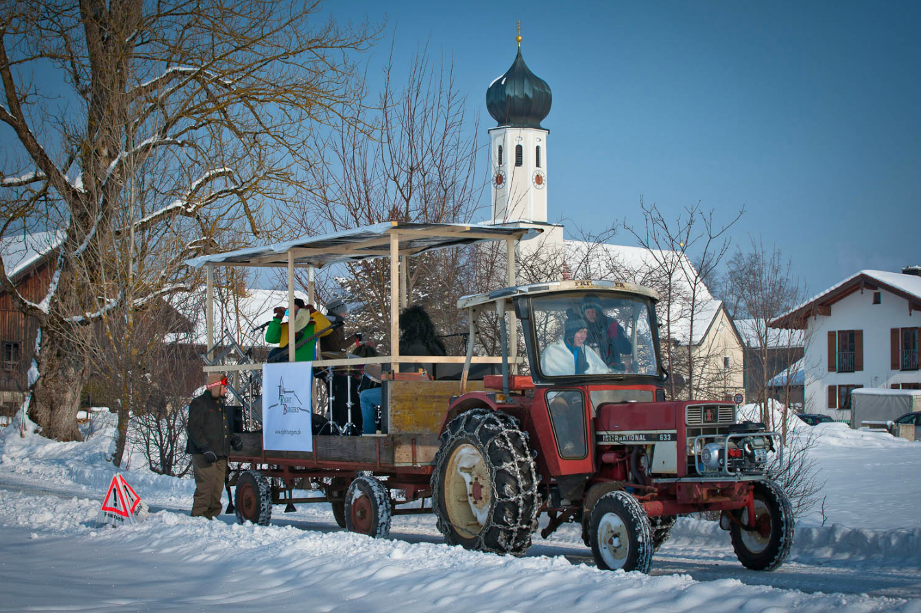 Maxi und sein Mädl im Traktor - TRB auf dem Hänger